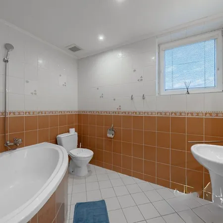 Raketa Residence, Restaurant &